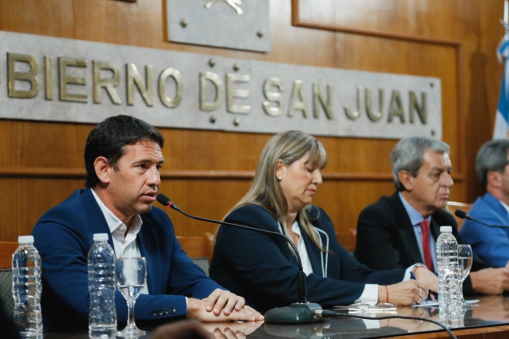 El ministro de Producción, Ariel Lucero, explicando los beneficios de la producción de cannabis para la economía de San Juan.