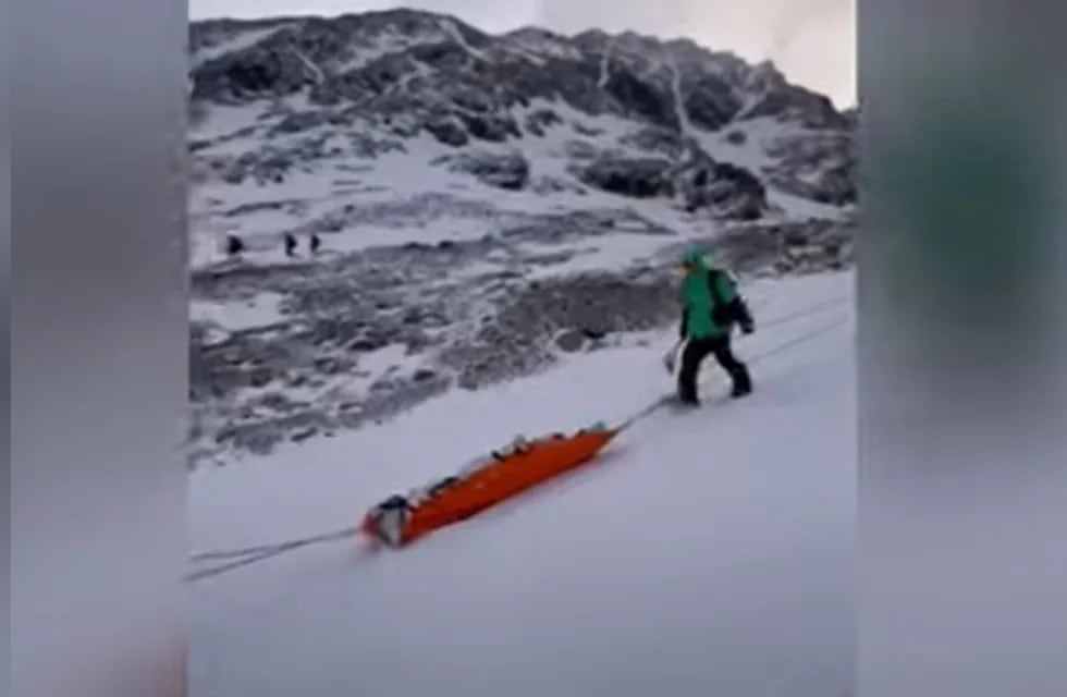 Rescataron a una mujer del Cerro Godoy, en Ushuaia, luego de que quedara atrapada tras una avalancha.