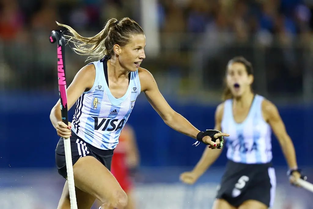 El seleccionado argentino femenino de hockey sobre césped se impuso 4-1 a las teutonas y en la próxima fase irá contra Nueva Zelanda. 
