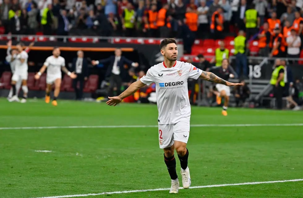 El argentino Gonzalo Montiel, del Sevilla, festeja tras convertir un penalti en la tanda que definió la final de la Liga Europa ante la Roma el miércoles 31 de mayo de 2023 en Budapest.