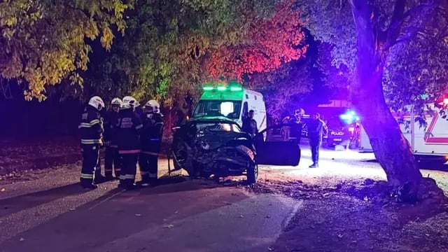 Un joven destruyó su auto tras chocar contra un árbol en Luján de Cuyo