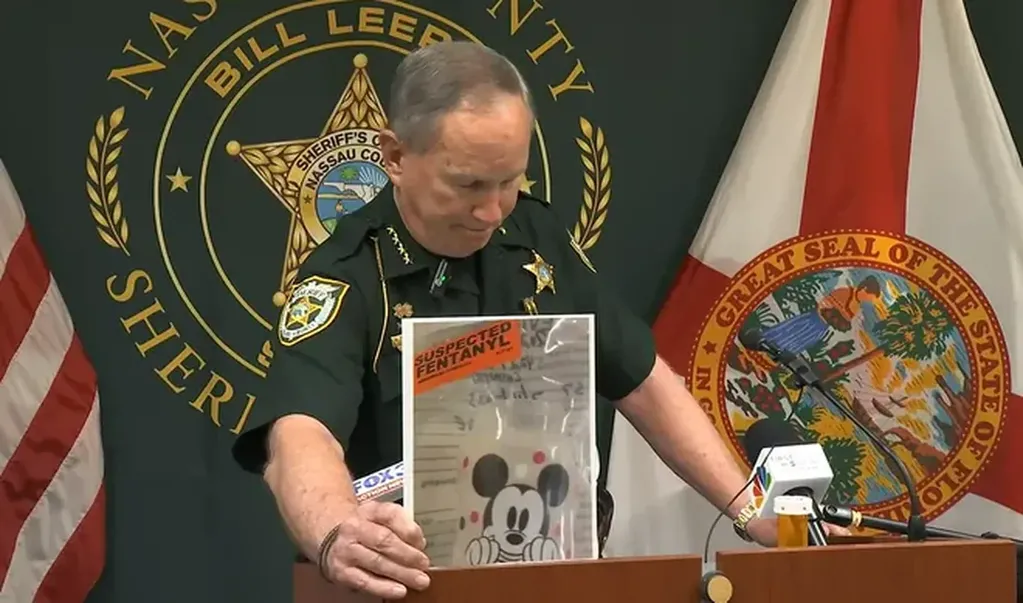 El jefe de la Policía exhibió las pruebas que incriminan a la madre del bebé. Foto Captura: First Coast News
