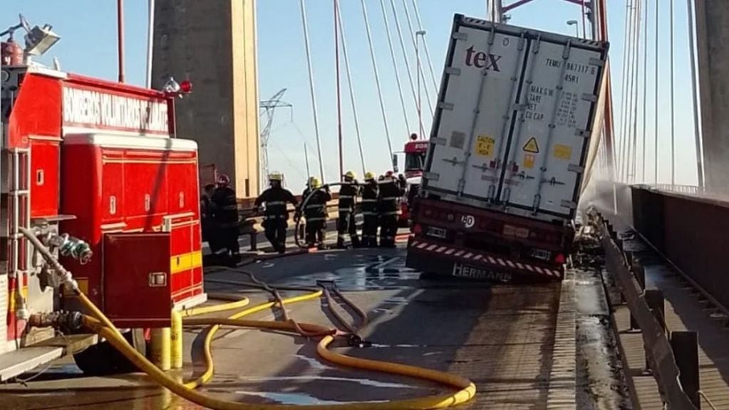 Bomberos sofocaron el incendio del camión  (Impacto Local)