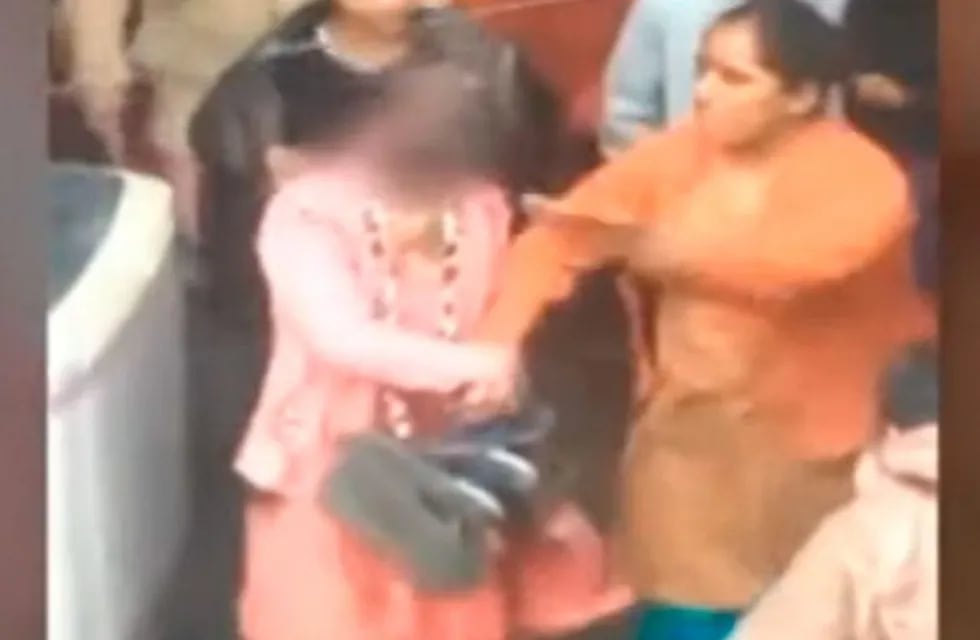 Una joven de la India fue humillada en público. / Foto: captura de video