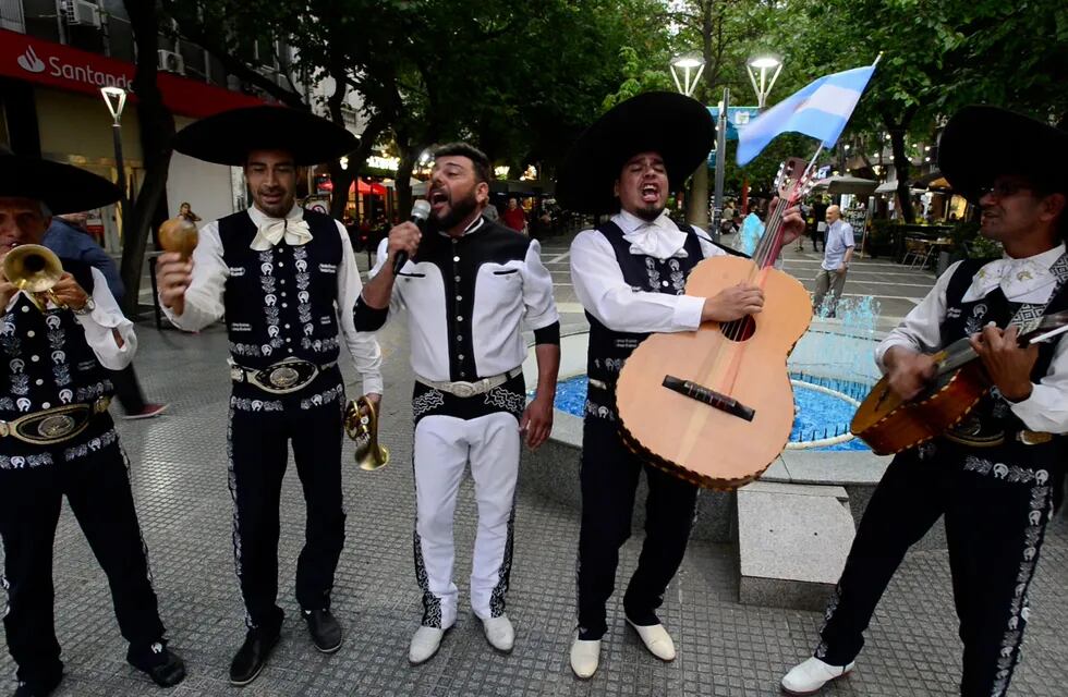 El grupo Mariachis Veracruz dedican una canción a la selección argentina a horas del partido ante México. Foto: Claudio Gutiérrez / Los Andes
