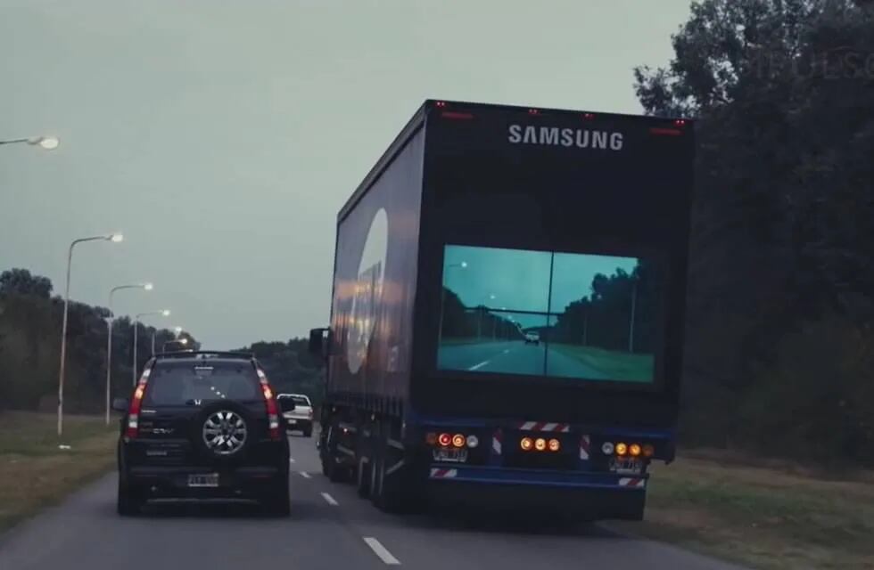 Una original propuesta utiliza pantallas en camiones para salvar vidas en la ruta