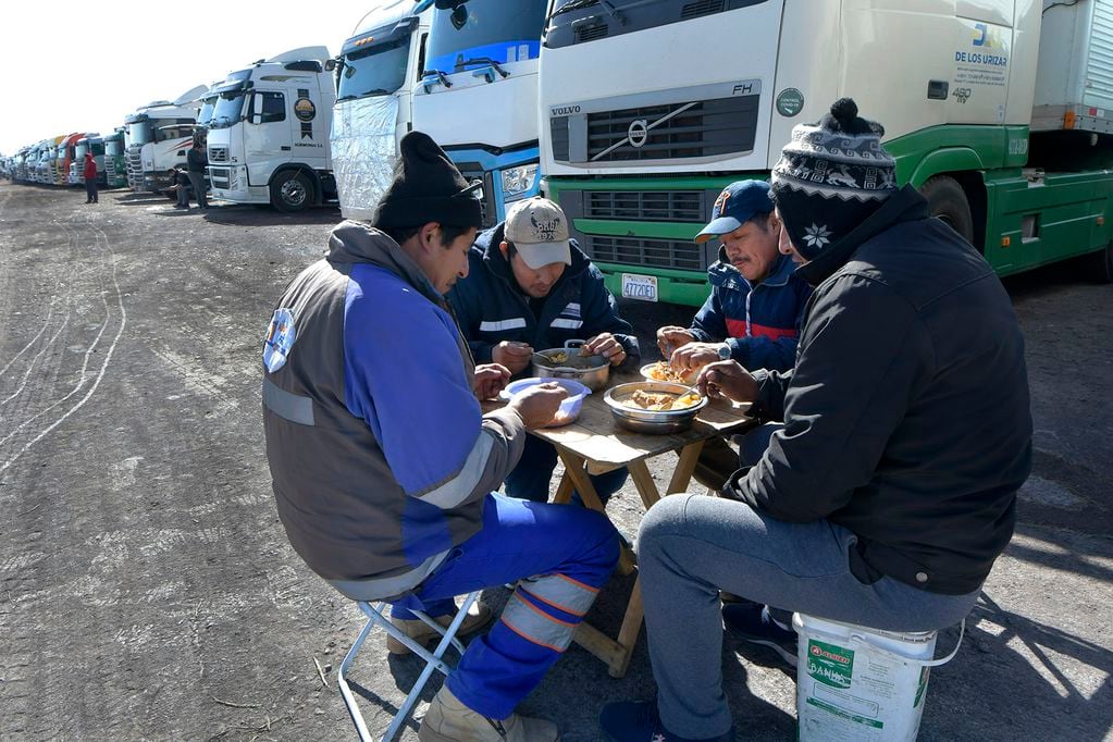 Juan Carlos, y su hermano Ricardo Mamaní, junto a Esteban Agüero y Damián Campos, prepararon un almuerzo son de Bolivia. Foto: Orlando Pelichotti / Los Andes