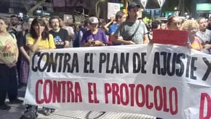 Cacerolazo en Mendoza: un grupo de personas se concentraron en el Km0 en contra del Gobierno nacional