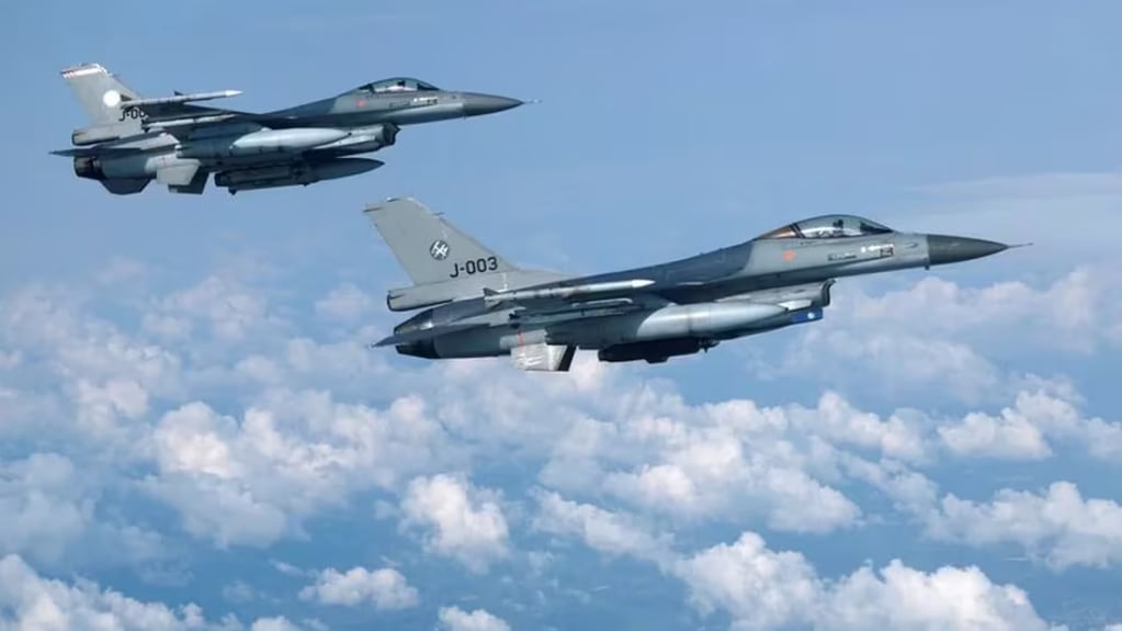 Aviones de combate F-16 de la Fuerza Aérea de Países Bajos durante un vuelo de control del espacio aéreo de la OTAN. Foto: infobae
