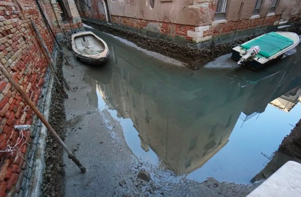Venecia está sin agua y es un fenómeno que se conoce como “acqua bassa”. La ciudad ya vivía un momento crítico por la falta de turismo por la pandemia.