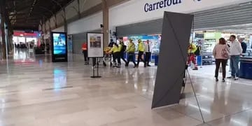Pánico en un centro comercial de Milán: un hombre mató a una persona y apuñaló a otros cuatro