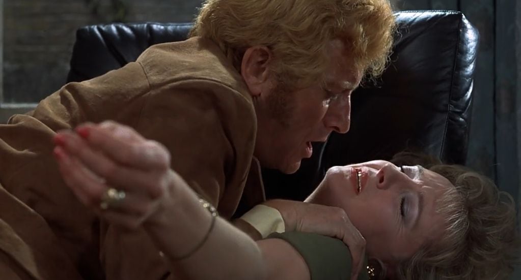 Rusk ataca a Brenda en una de las escenas memorables de "Frenesí" (Frenzy, 1972)