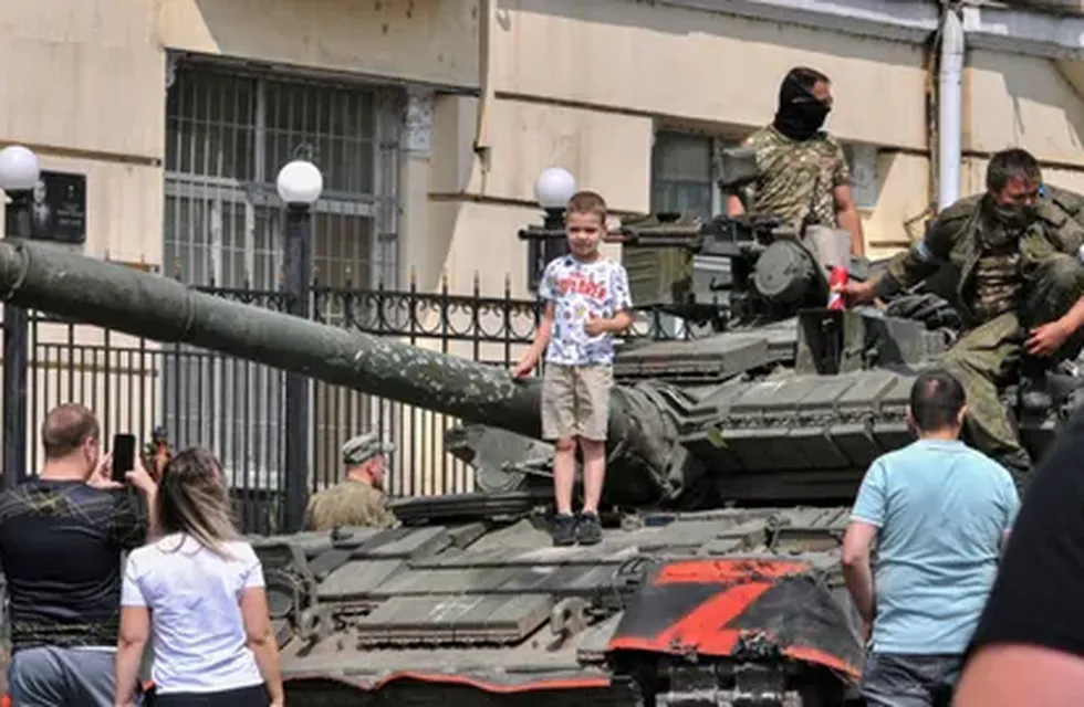 Un niño es fotografiado por sus padres sobre un tanque del Grupo Wagner en las calles de Rostov, en Rusia.