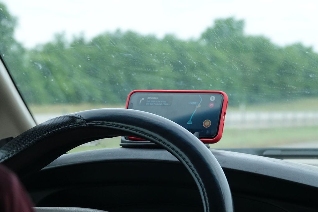 Un celular viejo se puede usar como GPS exclusivo para el auto.