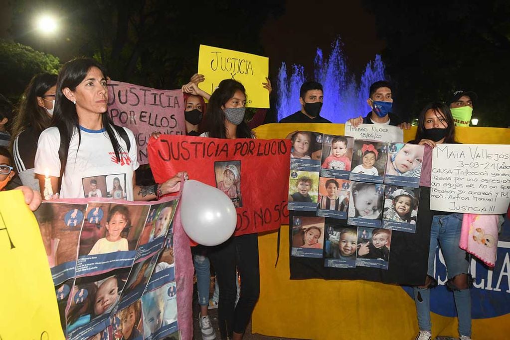 En plaza Independencia de Ciudad, mendocinos se manifestaron la noche de este viernes para pedir justicia por Lucio Dupuy, el niño de 5 años que fue asesinado a golpes en La Pampa. Foto: José Gutierrez