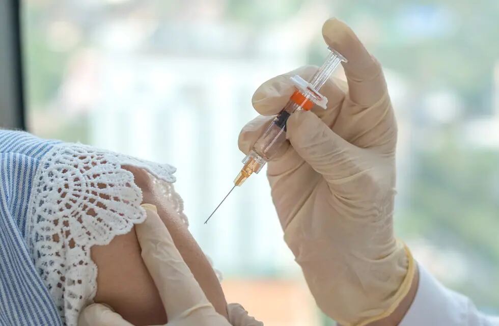 La modificación del calendario de vacunación contra el VPH busca ampliar los sectores que la reciben pero causa preocupación en expertos