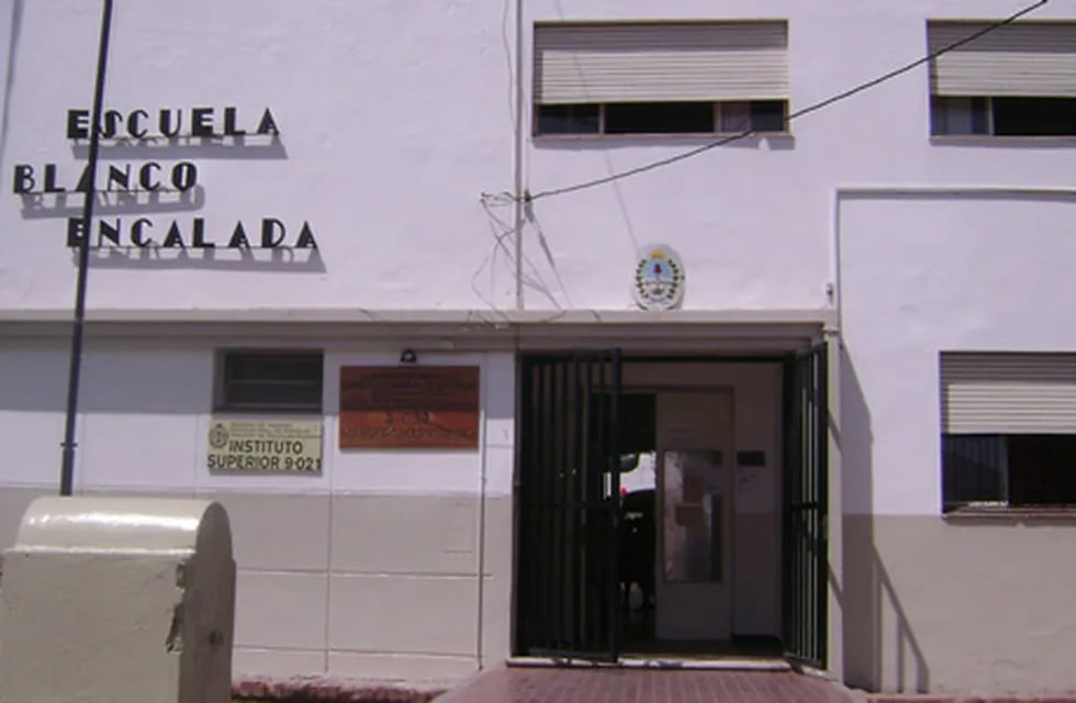 La escuela Manuel Blanco Encalada, en Junín, en la que se están haciendo las reparaciones.