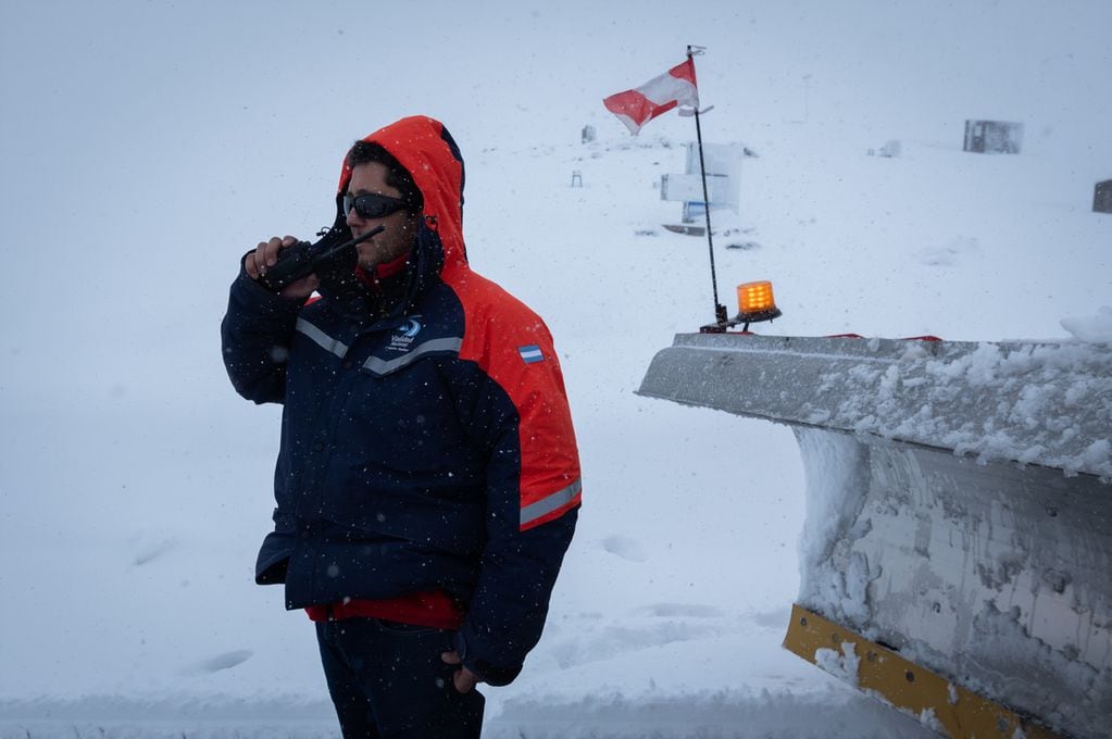 Guardianes del camino: así trabajan los encargados de despejar la nieve en las rutas durante los temporales. Foto: Ignacio Blanco / Los Andes
