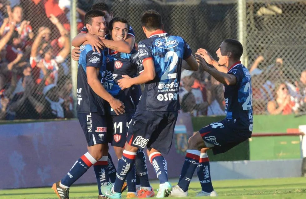 Unión derrotó a Vélez y sigue invicto en el campeonato