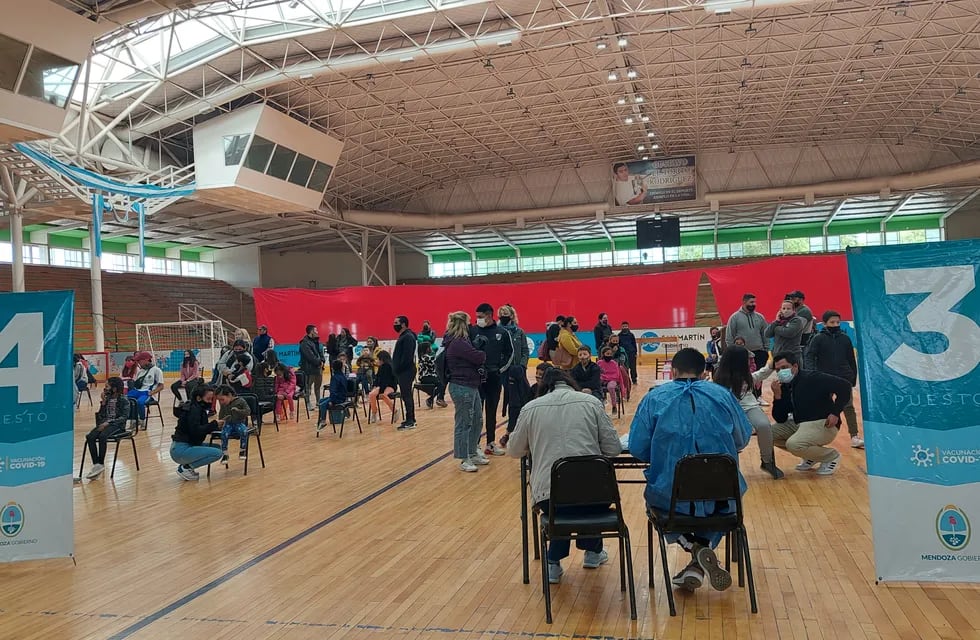 El centro de vacunación de San Martín, en el polideportivo Gustavo "Torito" Rodríguez, recibió centenares de niños esta semana. Foto: Los Andes