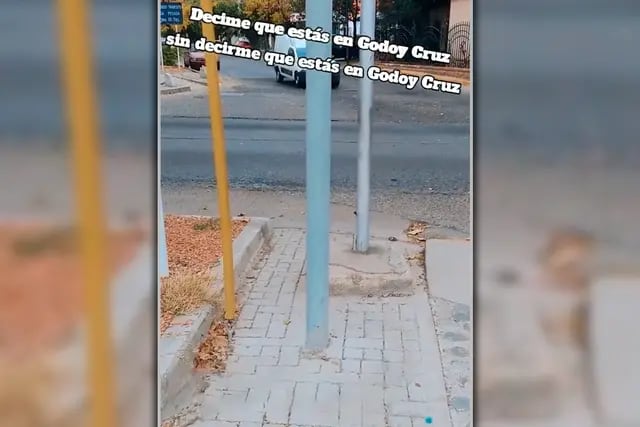 Godoy Cruz se volvió viral por una rampa para discapacitados con tres postes en el medio