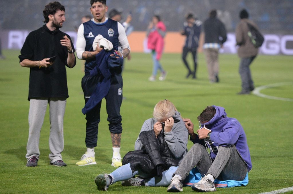 Incidentes en las afueras de la cancha de Gimnasia afectaron al público que estaba dentro de estadio viendo el partido con Boca, que fue suspendido. (Fotobaires)