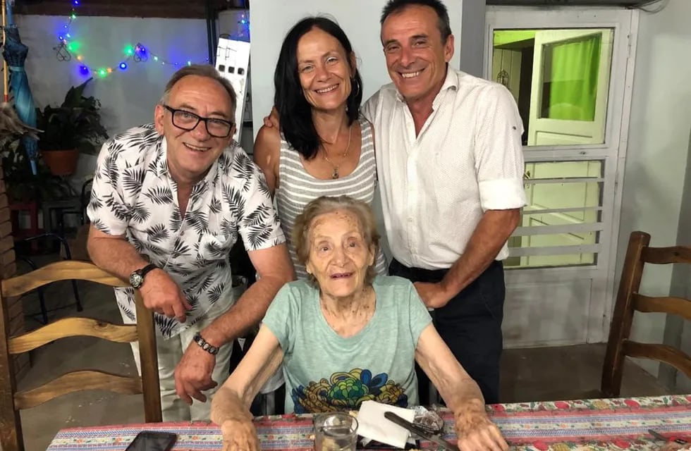 Los hermanos Héctor, Mónica y Jorge (quien vive en Misiones) junto a su mamá, Tosca.