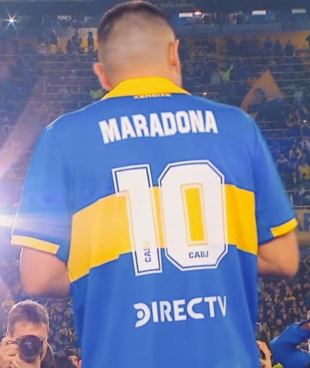 Riquelme con la camiseta de Maradona