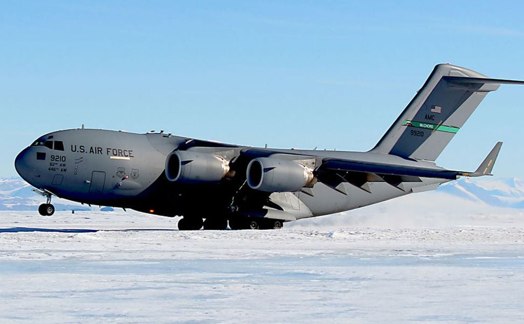 El Boeing C-17 Globemaster III que salió de Afganistán con 700 pasajeros - 