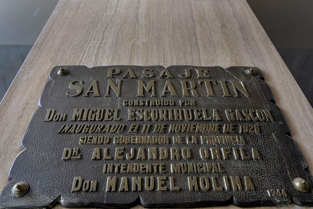 Una gran placa de bronce recuerda su inauguración. Foto:  Orlando Pelichotti/ Los Andes