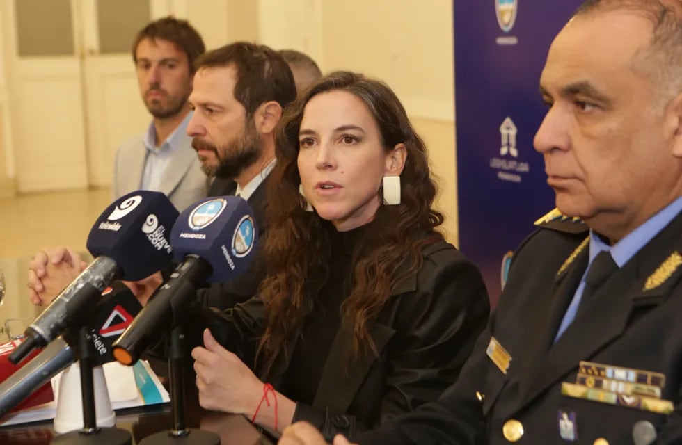 La ministra de Seguridad, Mercedes Rus, acompañada por miembros de su gabinete. Foto: Prensa Mendoza