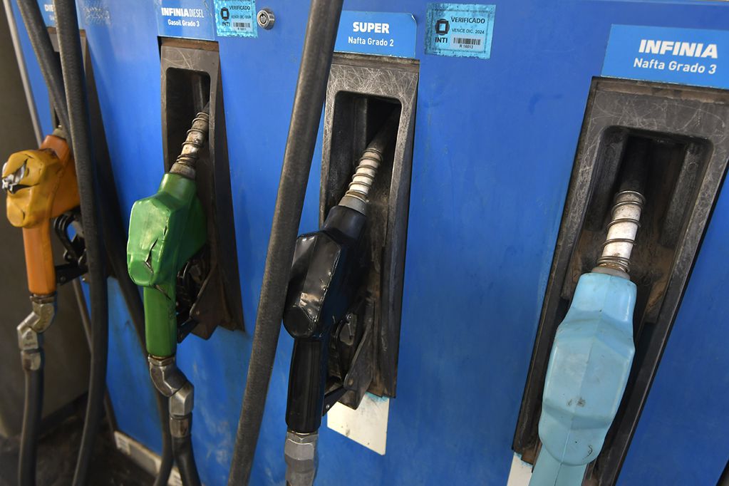 La petrolera estatal YPF siguió el aumento anticipado por Axion y Shell e incrementó también los precios de sus combustibles en las últimas horas del miércoles. Se trata de una suba de entre el 37 y 40%, según el tipo de nafta y gasoil.

Foto: Orlando Pelichotti