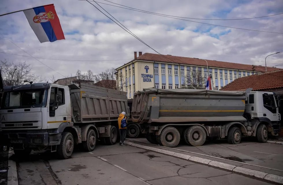 Cientos de camiones que bloqueaban los pasos fronterizos entre Serbia y Kosovo comienzan a retirarse tras la desescalada de tensiones.