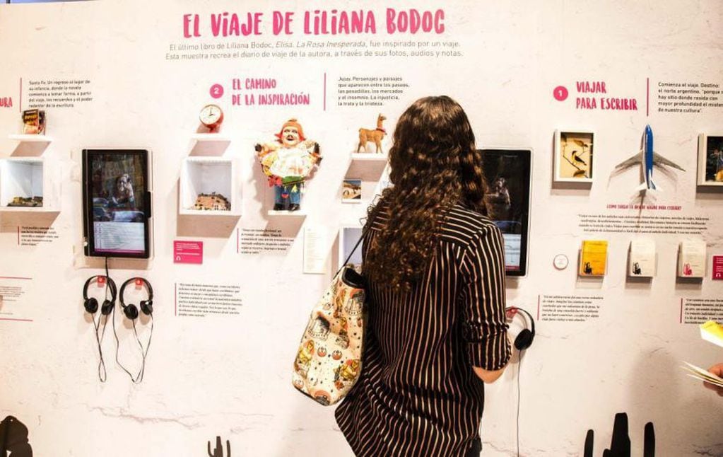 
    Sonidos, textos, objetos se exhiben en “El viaje de Liliana Bodoc”, esta muestra interactiva de Editorial Norma.
   