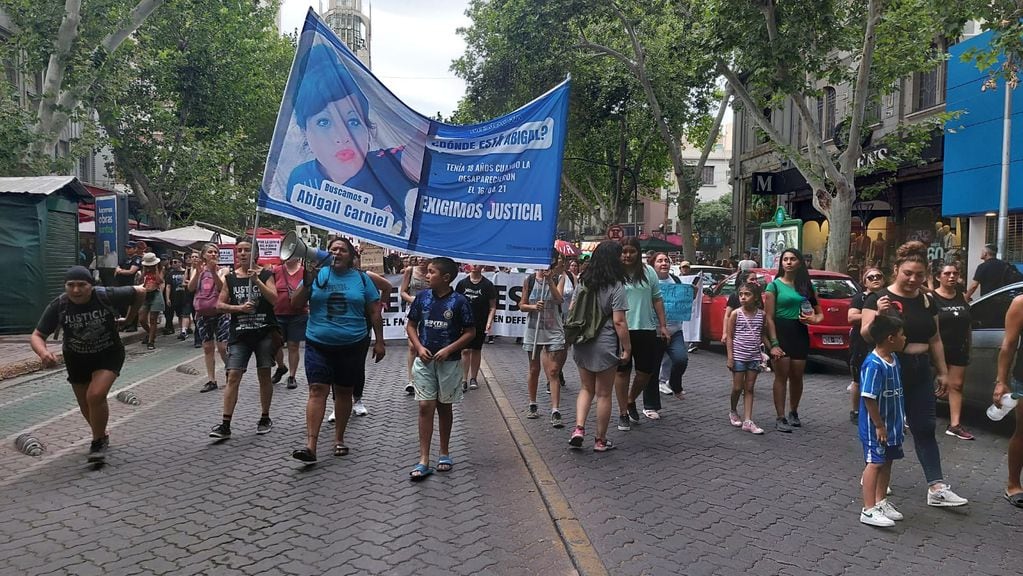 Cientos de mujeres marcharon en Mendoza por el Día de Lucha contra la Violencia de Género.