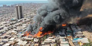 Videos y fotos: un incendio arrasó con 40 casas de madera en Chile y dejó unos 300 damnificados