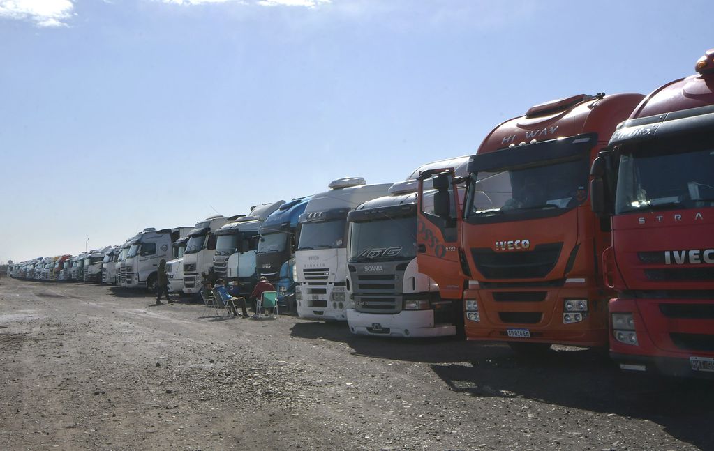 Cientos de camioneros debieron esperar en las playas de estacionamiento de camiones en la zonda de Destilería, por la reapertura del Paso. Foto: Orlando Pelichotti 