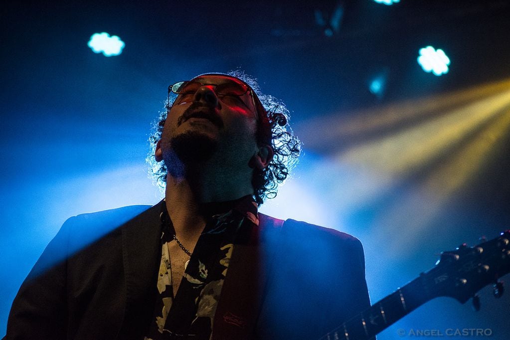 El guitarrista Rulo Fimiani interpreta a Carlos Santana en el espectáculo homenaje.