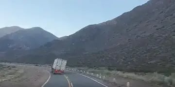 Camión volcado en Alta Montaña