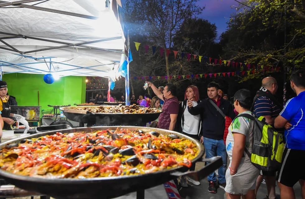 Los festejos chilenos se trasladaron al parque San Martín, en el Rosedal se instaló un patio de comidas típicas. Foto: Mariana Villa / Los Andes