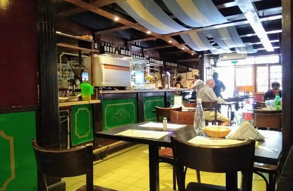 Interior del tradicional café con aire irlandés, en el centro de Mendoza, durante 2015. / archivo