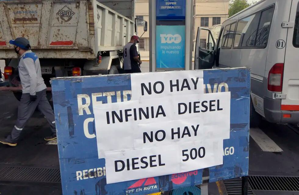 “No hay gasoil”, las bocas de expendio cerradas y largas filas de camiones a la espera de los lugares en donde quedaban suministros. Foto: Orlando Pelichotti / Los Andes