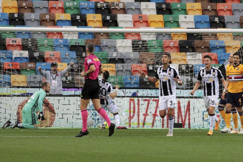 Adam Masina (tercero a la derecha) festeja tras marcar el segundo gol de Udinese ante Sampdoria en la Serie A italiana, el lunes 8 de mayo de 2023. (Andrea Bressanutti/LaPresse vía AP)