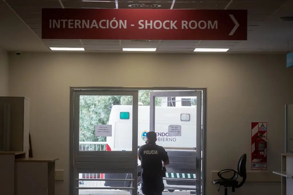 Policía en hospital Central de Mendoza