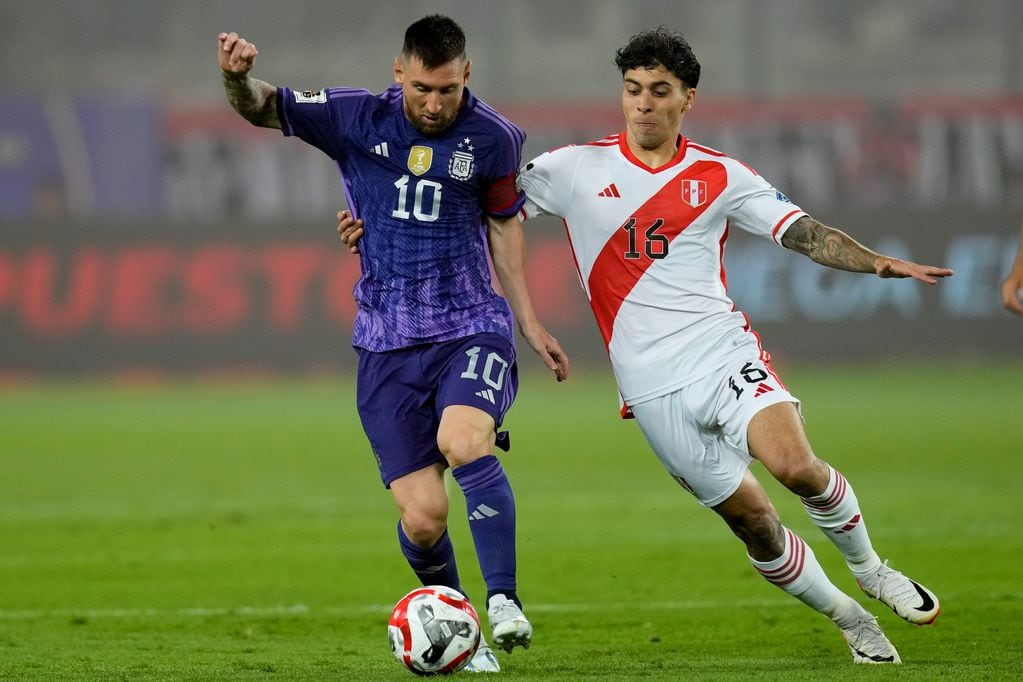 Messi en acción, durante el Perú-Argentina, en Lima, por eliminatorias para el Mundial 2026. (AP)