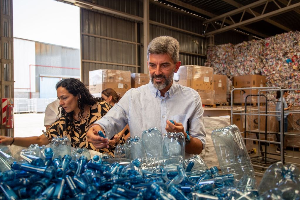 Ulpiano Suarez visitó la planta de reciclado CORPA en un nuevo envío de papeles en desuso. Foto: Prensa Ciudad de Mendoza