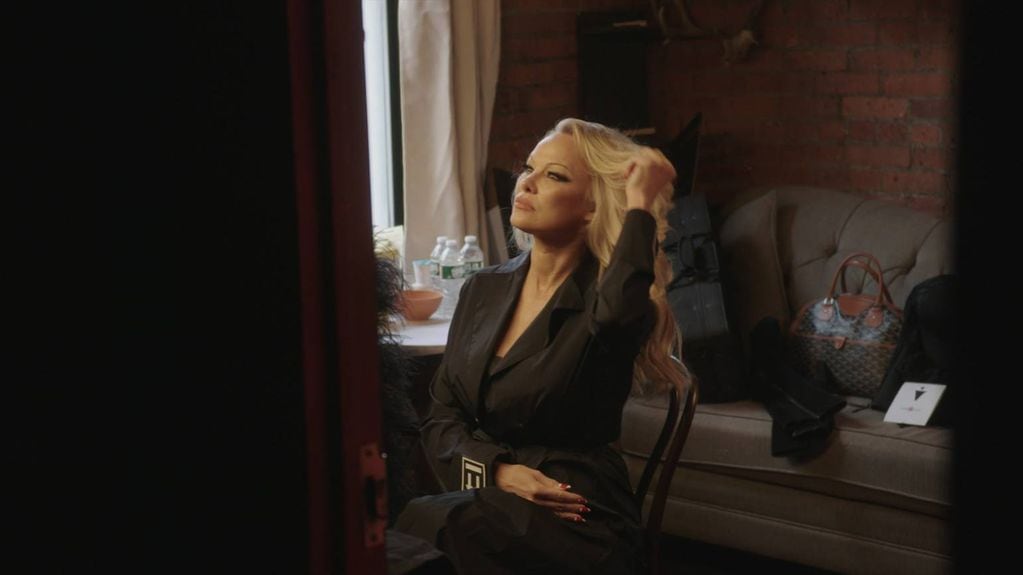 Pamela Anderson, en camarines de un teatro de Broadway, a punto de afrontar el estreno de "Chicago". (Netflix)