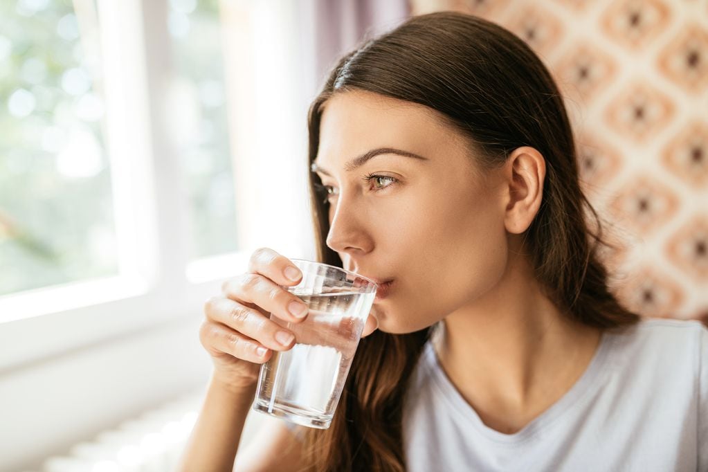 No beber suficiente agua puede afectar la hidratación de la piel desde el interior. 