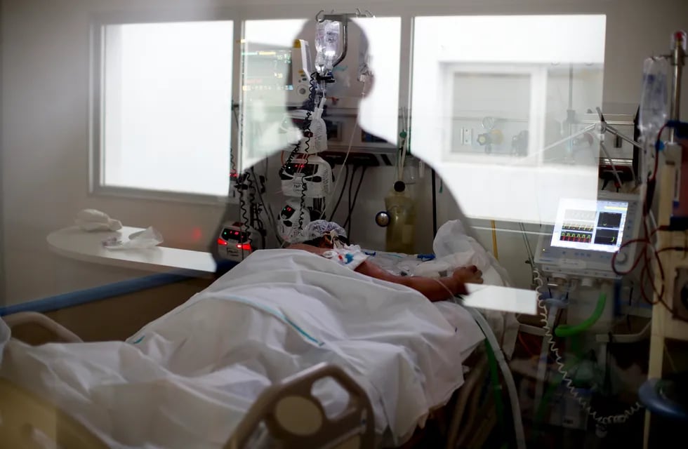 Una persona con Covid-19 internada en terapia intensiva en un hospital en Buenos Aires es monitoreada por personal de salud. Natacha Pisarenko / AP