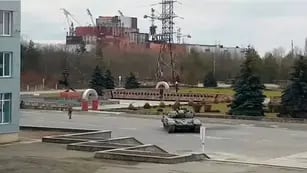 Tropas del ejército ruso tomando el control del complejo nuclear de Chernóbil, Ucrania. 24 de febrero de 2022. Chernobyl Nuclear Power Plant